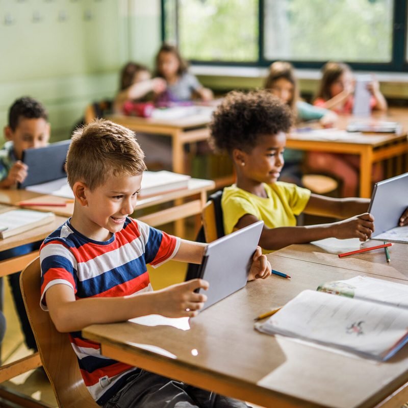 kids_on_tablets_in_class